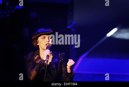 Füssen, Allemagne. 12Th Mar, 2015. La chanteuse française Mireille Mathieu joue sur la scène dans le cadre de sa tournée célèbre son 50e anniversaire lors de la scène de la salle de concert Festspielhaus dans Füssen, Allemagne, 12 mars 2015. Photo : Karl-Josef Opim /afp/Alamy Live News Banque D'Images