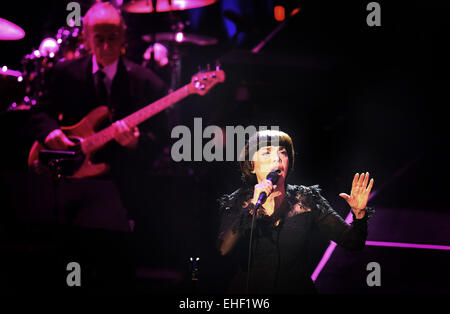 Füssen, Allemagne. 12Th Mar, 2015. La chanteuse française Mireille Mathieu joue sur la scène dans le cadre de sa tournée célèbre son 50e anniversaire lors de la scène de la salle de concert Festspielhaus dans Füssen, Allemagne, 12 mars 2015. Photo : Karl-Josef Opim /afp/Alamy Live News Banque D'Images