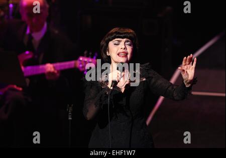 Füssen, Allemagne. 12Th Mar, 2015. La chanteuse française Mireille Mathieu joue sur la scène dans le cadre de sa tournée célèbre son 50e anniversaire lors de la scène de la salle de concert Festspielhaus dans Füssen, Allemagne, 12 mars 2015. Photo : Karl-Josef Opim /afp/Alamy Live News Banque D'Images