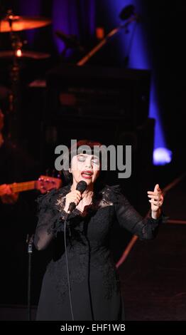 Füssen, Allemagne. 12Th Mar, 2015. La chanteuse française Mireille Mathieu joue sur la scène dans le cadre de sa tournée célèbre son 50e anniversaire lors de la scène de la salle de concert Festspielhaus dans Füssen, Allemagne, 12 mars 2015. Photo : Karl-Josef Opim /afp/Alamy Live News Banque D'Images