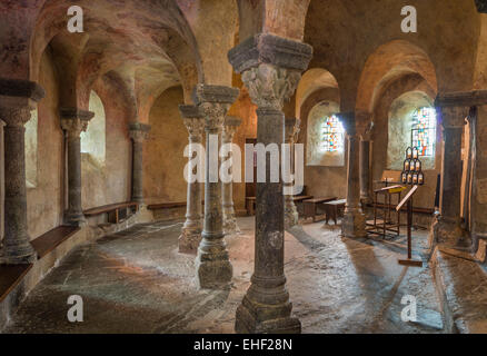 Intérieur de l'église de Saint-Michel d'Aiguilhe, Le Puy-en-Velay, Auvergne, France Banque D'Images