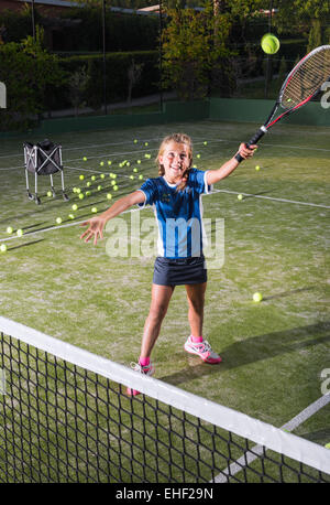 Jeune fille jouant au tennis. Banque D'Images