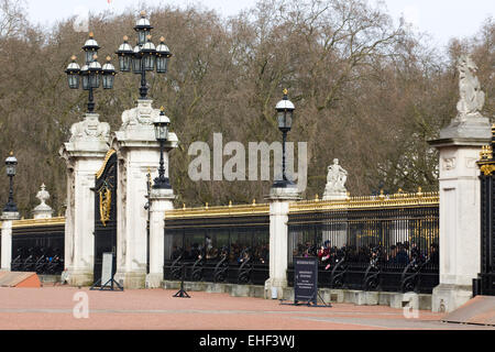 Rassemblement des touristes à l'extérieur de la résidence de la Reine d'Angleterre,le palais de Buckingham Banque D'Images