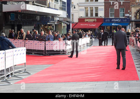 Les photographes attendent l'arrivée des stars sur le tapis rouge pour les Princes Trust Cas Banque D'Images