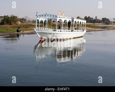 Lancement du moteur sur une rivière calme très proche du Nil à Louxor, Égypte Banque D'Images