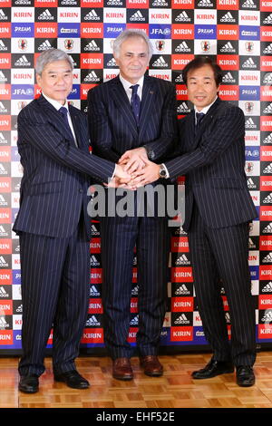 Tokyo, Japon. 13Th Mar, 2015. (L-R) Kuniya Daini, Vahid Halilhodzic, Masahiro Shimoda (JPN) Football/soccer : nouvelles du Japon l'entraîneur-chef signature Vahid Halilhodzic lors de sa présentation à Tokyo, au Japon . © Sho Tamura/AFLO SPORT/Alamy Live News Banque D'Images