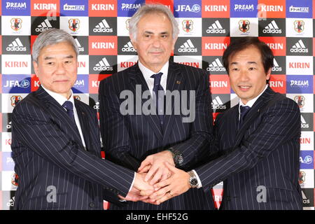 Tokyo, Japon. 13Th Mar, 2015. (L-R) Kuniya Daini, Vahid Halilhodzic, Masahiro Shimoda (JPN) Football/soccer : nouvelles du Japon l'entraîneur-chef signature Vahid Halilhodzic lors de sa présentation à Tokyo, au Japon . © Sho Tamura/AFLO SPORT/Alamy Live News Banque D'Images