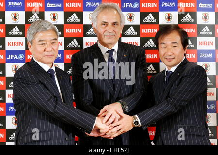 Tokyo, Japon. 13Th Mar, 2015. (L-R) Kuniya Daini, Vahid Halilhodzic, Masahiro Shimoda (JPN) Football/soccer : nouvelles du Japon l'entraîneur-chef signature Vahid Halilhodzic lors de sa présentation à Tokyo, au Japon . © Sho Tamura/AFLO SPORT/Alamy Live News Banque D'Images