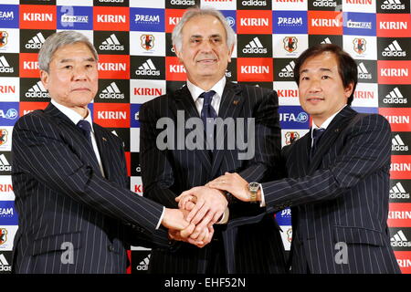 Tokyo, Japon. 13Th Mar, 2015. (L-R) Kuniya Daini, Vahid Halilhodzic, Masahiro Shimoda (JPN) Football/soccer : nouvelles du Japon l'entraîneur-chef signature Vahid Halilhodzic lors de sa présentation à Tokyo, au Japon . © Sho Tamura/AFLO SPORT/Alamy Live News Banque D'Images