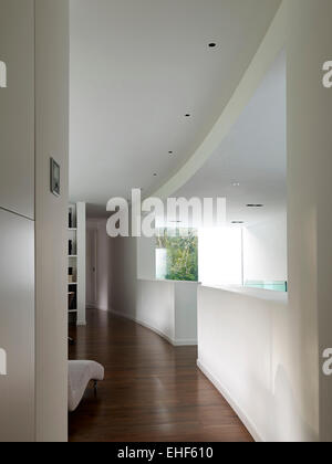 Panneaux corridor avec plancher en bois et d'éclairage en plafond de Cherry Orchard home, UK Banque D'Images