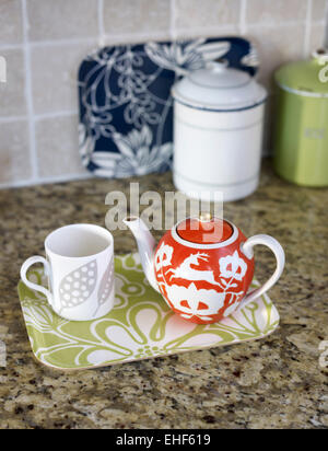 Pour un thé, théière, tasse et dans le bac de cuisine Télévision Brunswick Square, UK Banque D'Images