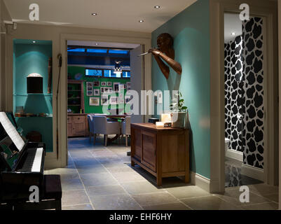 Vue à travers de diverses chambres peintes de couleurs vives de l'Orgue Factory home, UK Banque D'Images