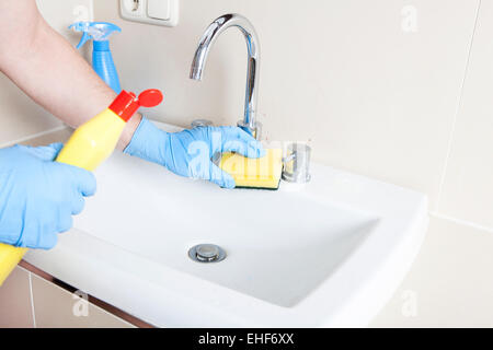 Dans une salle de bain le lavabo est nettoyé Banque D'Images