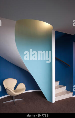 Arne Jacobsen chaise Swan sous escalier incurvé en vacances à Londres, un contrôleur Highpoint Banque D'Images