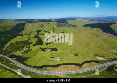 L'Autoroute Un état près de Pukerua Bay, au nord de Wellington, Île du Nord, Nouvelle-Zélande - vue aérienne Banque D'Images