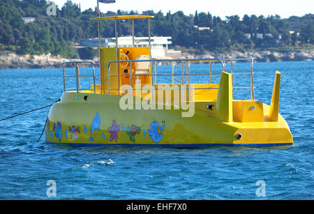 Sous-marin jaune ancrée dans la baie bleue Banque D'Images