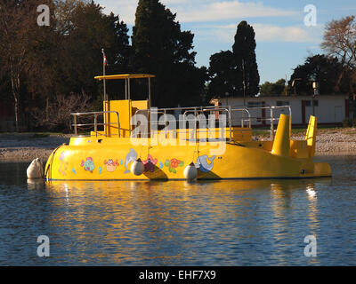 Sous-marin jaune ancrée dans la baie bleue Banque D'Images