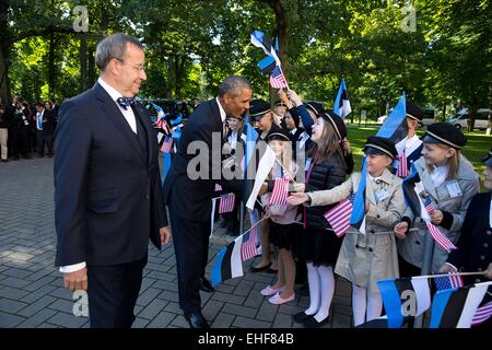 Le président américain Barack Obama escorté par le Président estonien Toomas Hendrik Ilves saluer les enfants de l'école au cours d'une cérémonie d'arrivée à Palais Kadriorg 3 septembre 2014 à Tallinn, Estonie. Banque D'Images