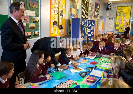 Le président américain Barack Obama et le premier ministre David Cameron, de la visite au Royaume-Uni avec les élèves d'une classe à l'école primaire Mount Pleasant, le 4 septembre 2014 à Newport, Pays de Galles. Banque D'Images