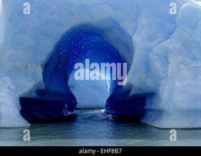 Un trou dans un iceberg en Patagonie Banque D'Images
