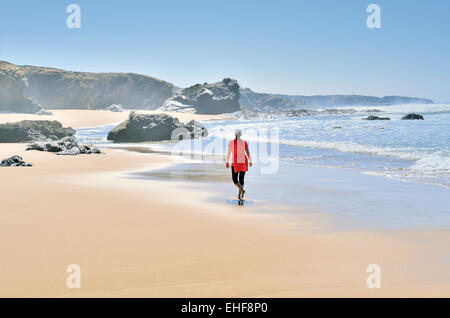 Le Portugal, l'Alentejo : Woman jogging à plage de Porto Covo Banque D'Images