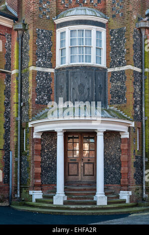 Aldeburgh, Suffolk, UK. Détail d'une façade de maison édouardienne, avec amende et leadwork knapped avec pierre et des murs en brique Banque D'Images