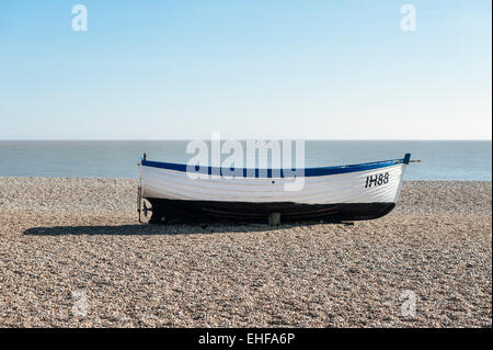 Un vieux bateau de pêche en bois dressé sur la plage de galets à Aldeburgh, Suffolk, Royaume-Uni Banque D'Images