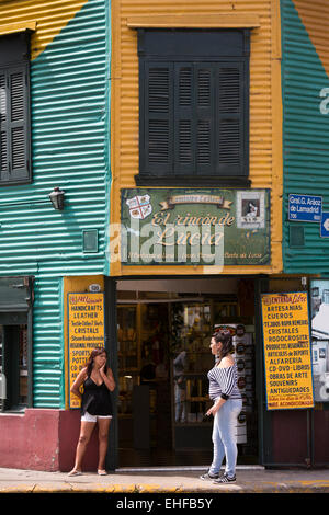 L'ARGENTINE, Buenos Aires, La Boca, Lucia's Corner, les femmes à l'extérieur de Rincon de Lucia boutique de souvenirs Banque D'Images