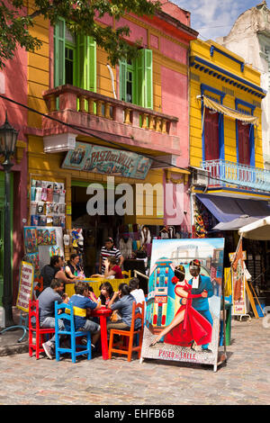 L'ARGENTINE, Buenos Aires, La Boca, Dr del Valle Iberlucea, les visiteurs sur les tables à l'extérieur de Paseo del Valle boutique de souvenirs et un café Banque D'Images