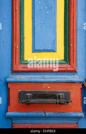 L'ARGENTINE, Buenos Aires, La Boca, lettre fort dans la porte avant peintes de couleurs vives Banque D'Images