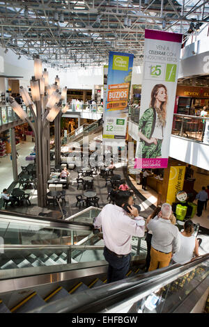 L'ARGENTINE, Buenos Aires, Avenida Florida, Shoppers on escalator intérieur Falabella department store Banque D'Images