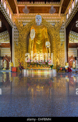 PENANG, MALAISIE - 10 mars 2015 : Grande Statue du Bouddha d'or de Temple bouddhiste de Dhammikarama hall entrée. C'est un pop Banque D'Images