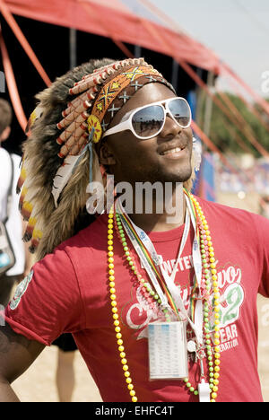 Guy déguisés dans le domaine de la danse au festival de Glastonbury dans le Somerset Pilton près de juin 2010. Banque D'Images