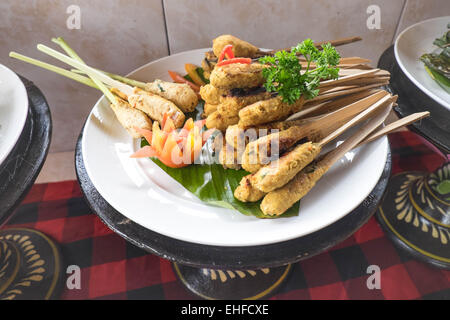 Assiette de poulet satay tofu et bois Banque D'Images