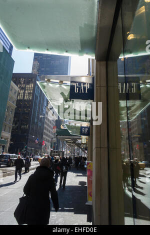 Passant devant une boutique Gap sur la Cinquième Avenue à New York, le vendredi 6 mars 2015. L'écart signalé une baisse en février les ventes des magasins comparables de 4  % avec même Old Navy signalant des ventes qui étaient à plat. Février étant un mois de ventes est faible et le détaillant se prépare pour le printemps ont été cités comme raisons.(© Richard B. Levine) Banque D'Images