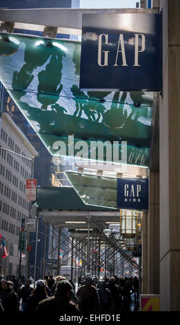 Passant devant une boutique Gap sur la Cinquième Avenue à New York, le vendredi 6 mars 2015. L'écart signalé une baisse en février les ventes des magasins comparables de 4  % avec même Old Navy signalant des ventes qui étaient à plat. Février étant un mois de ventes est faible et le détaillant se prépare pour le printemps ont été cités comme raisons.(© Richard B. Levine) Banque D'Images