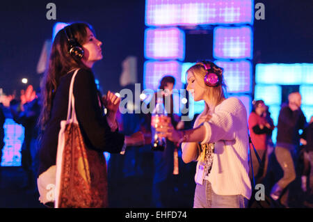 Silent Disco à Cubehenge dans le village de danse à Glastonbury Festival Jeudi 23 juin 2011. Banque D'Images