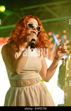 Katy B vivent dans l'Est de la danse tente au Glastonbury Festival Vendredi 24 juin 2011. Banque D'Images