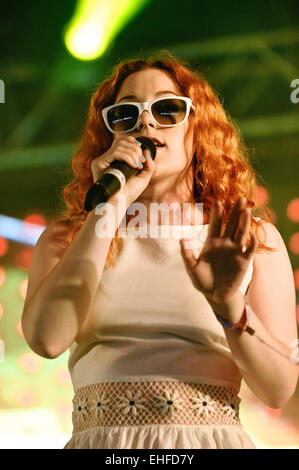 Katy B vivent dans l'Est de la danse tente au Glastonbury Festival Vendredi 24 juin 2011. Banque D'Images