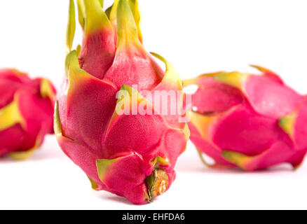 Gros plan de rose fruits exotiques dragon, selective focus on premier fruit, isolé sur fond blanc Banque D'Images