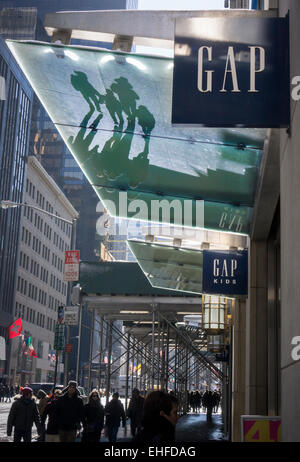 Passant devant une boutique Gap sur la Cinquième Avenue à New York, le vendredi 6 mars 2015. L'écart signalé une baisse en février les ventes des magasins comparables de 4  % avec même Old Navy signalant des ventes qui étaient à plat. Février étant un mois de ventes est faible et le détaillant se prépare pour le printemps ont été cités comme raisons.(© Richard B. Levine) Banque D'Images