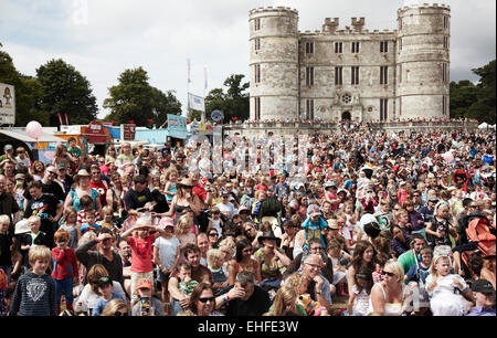 Plan d'ensemble du château et foule au Camp Bestival château de Lulworth Dorset Samedi 31 juillet 2010. Banque D'Images