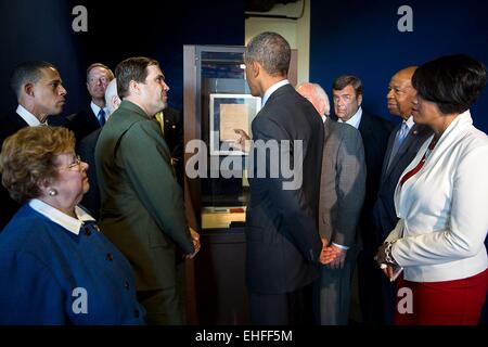 Le président américain Barack Obama views le manuscrit original de "The Star-Spangled Banner" avec Vince Vaise Park Ranger au cours de sa visite du fort McHenry visiteur le 12 septembre 2014 à Baltimore, Maryland. Banque D'Images