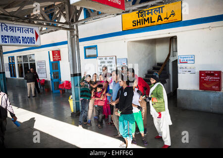 Les familles indiennes sur le point de partir sur le petit train de Shimla, Himachal Pradesh, Inde Banque D'Images