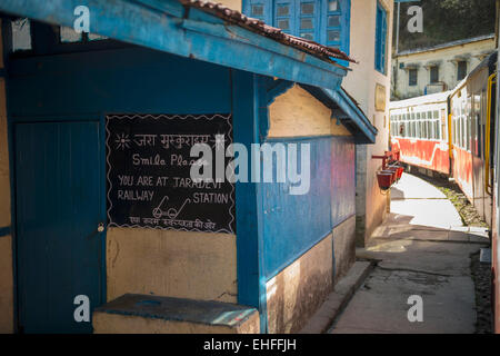 Station Taradevi sur le chemin de fer à voie étroite de Kalka-Shimla, Inde Banque D'Images