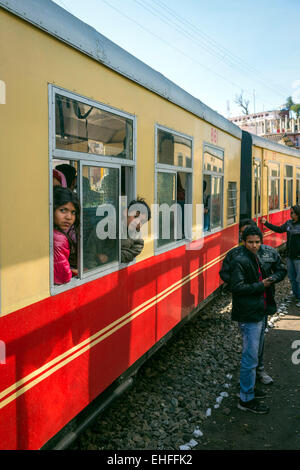 Le train à voie étroite de Kalka-Shimla fin grâce à pied de l'Himalaya en Inde Banque D'Images