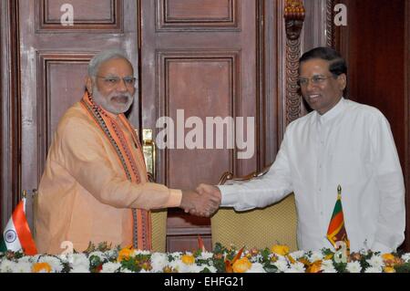 Colombo. 13Th Mar, 2015. Le Président du Sri Lanka, Maithripala Sirisena (R), serre la main avec le Premier Ministre indien Narendra Modi après la signature d'une série d'accords à Colombo, Sri Lanka le 13 mars 2015. Le Premier Ministre indien Narendra Modi est arrivée au Sri Lanka vendredi sur une visite d'état. Sa visite est la première d'un chef indien de la nation d'île en plus de 25 ans. © Gayan Sameera/Xinhua/Alamy Live News Banque D'Images