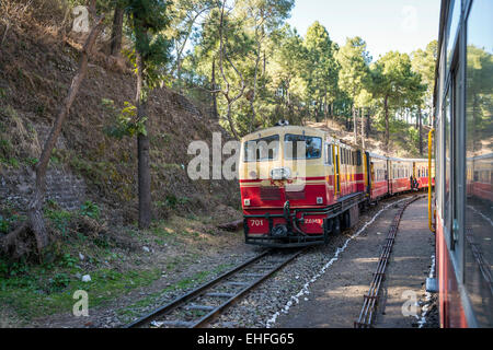 Le train à voie étroite de Kalka-Shimla fin grâce à pied de l'Himalaya en Inde Banque D'Images