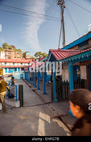 La station de Dharampur sur le chemin de fer à voie étroite de Kalka-Shimla, Inde Banque D'Images