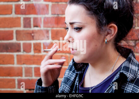 Fille modèle sorti fumer un joint. Banque D'Images